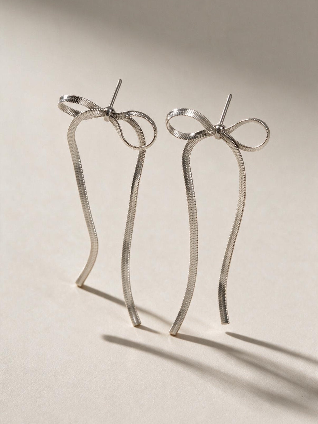 Aretes de línea sencilla, color plateado, vista frontal