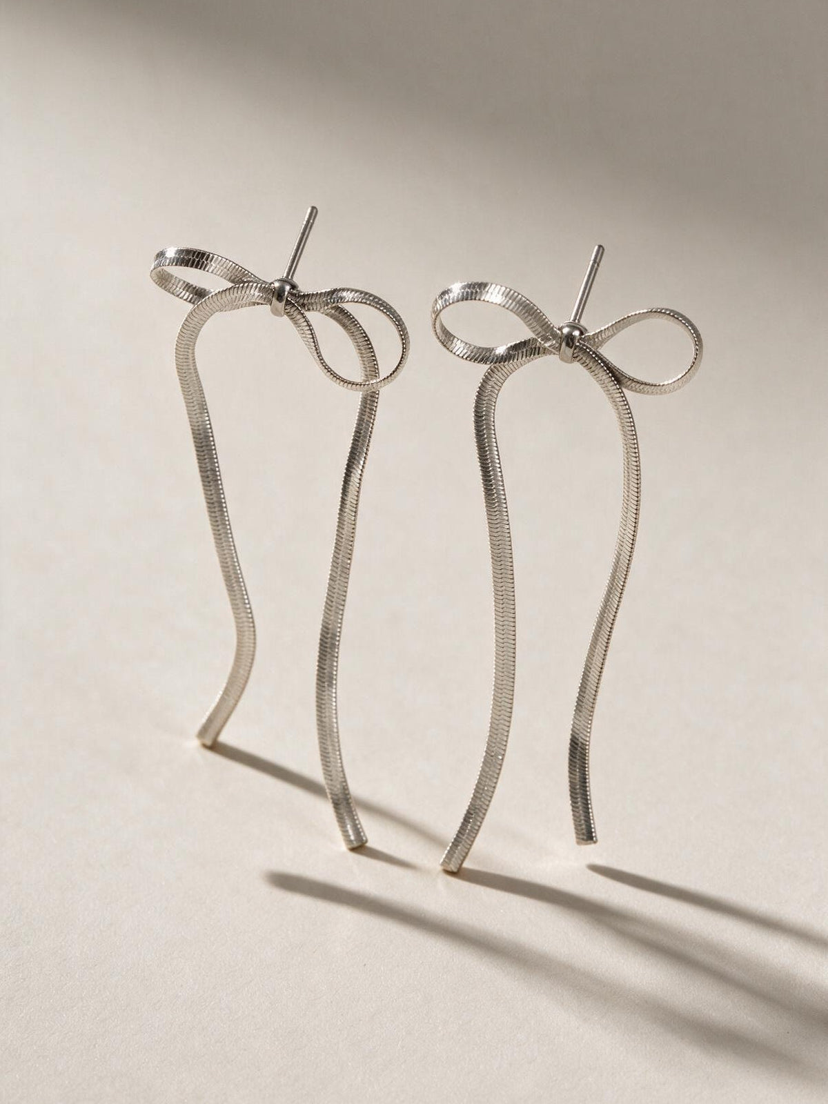 Aretes de línea sencilla, color plateado, vista frontal