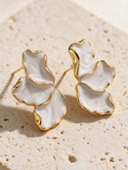Aretes con pétalos, color blanco, vista frontal