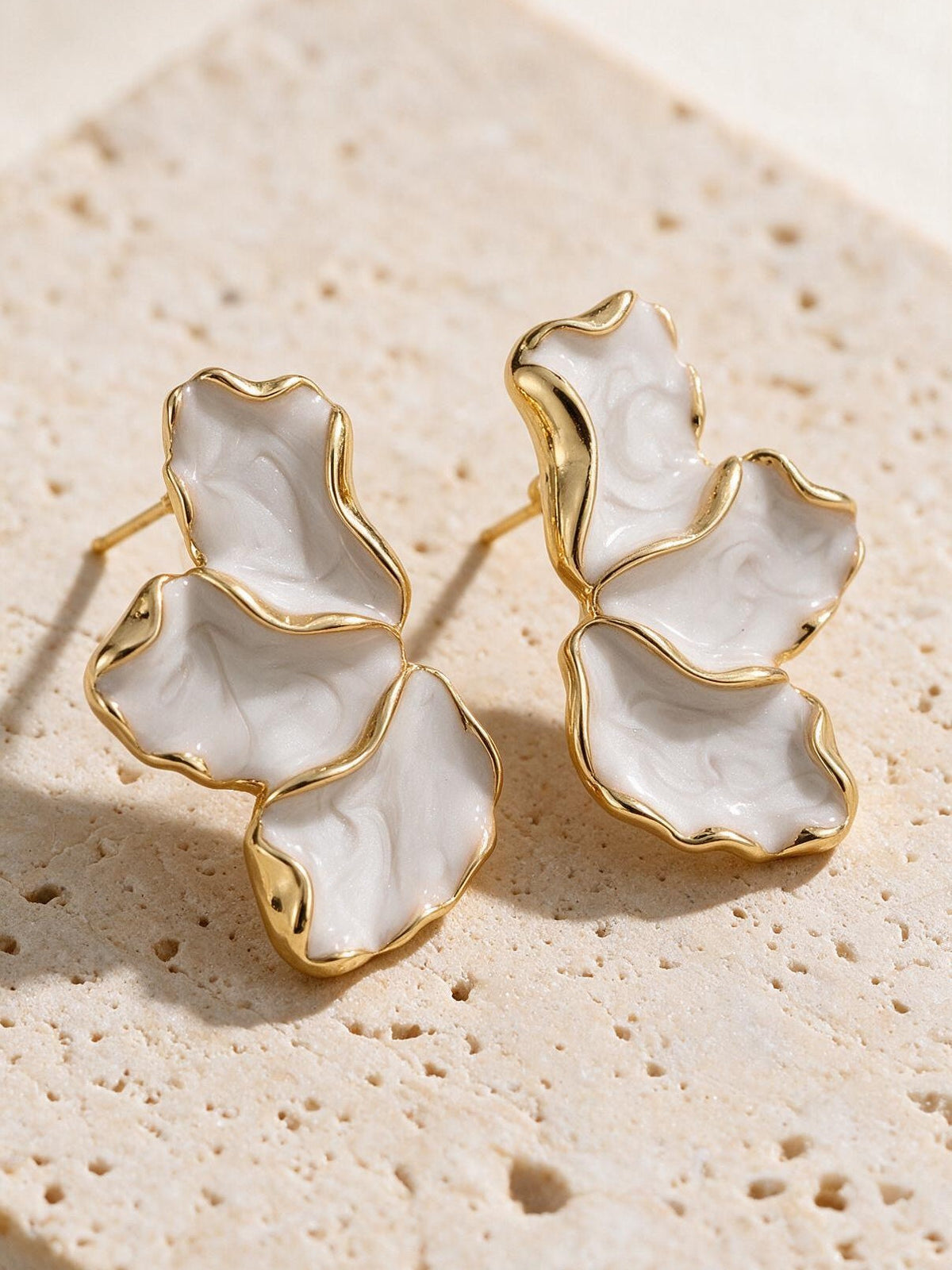 Aretes con pétalos, color blanco, vista frontal