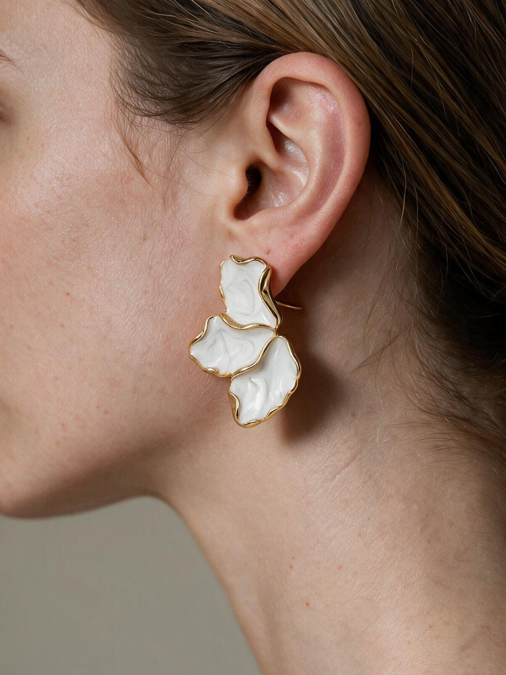 Aretes con pétalos, color blanco, segunda vista