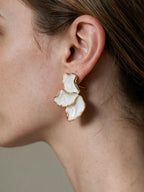 Aretes con pétalos, color blanco, segunda vista