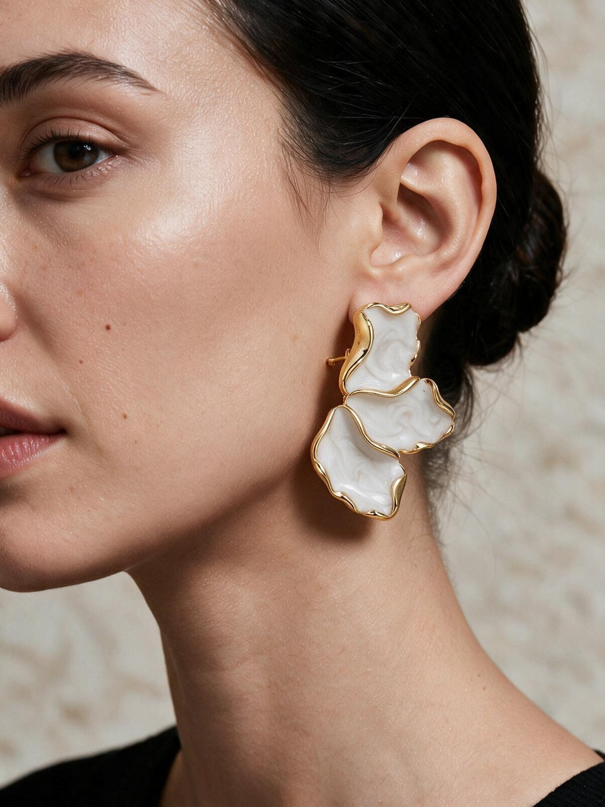 Aretes con pétalos, color blanco, tercera vista