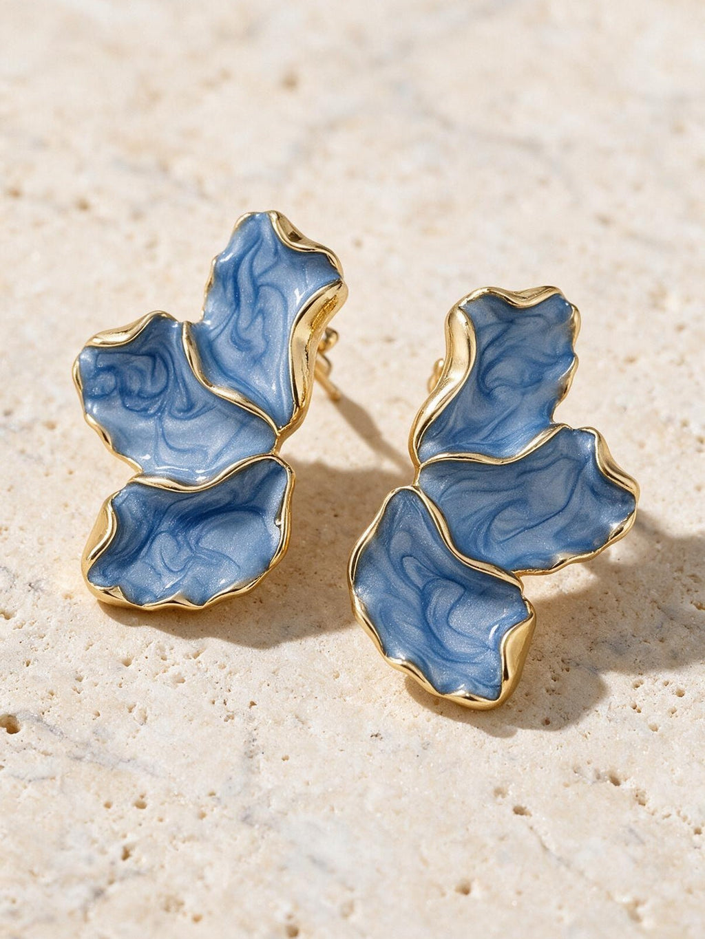 Aretes con pétalos, color azul, vista frontal