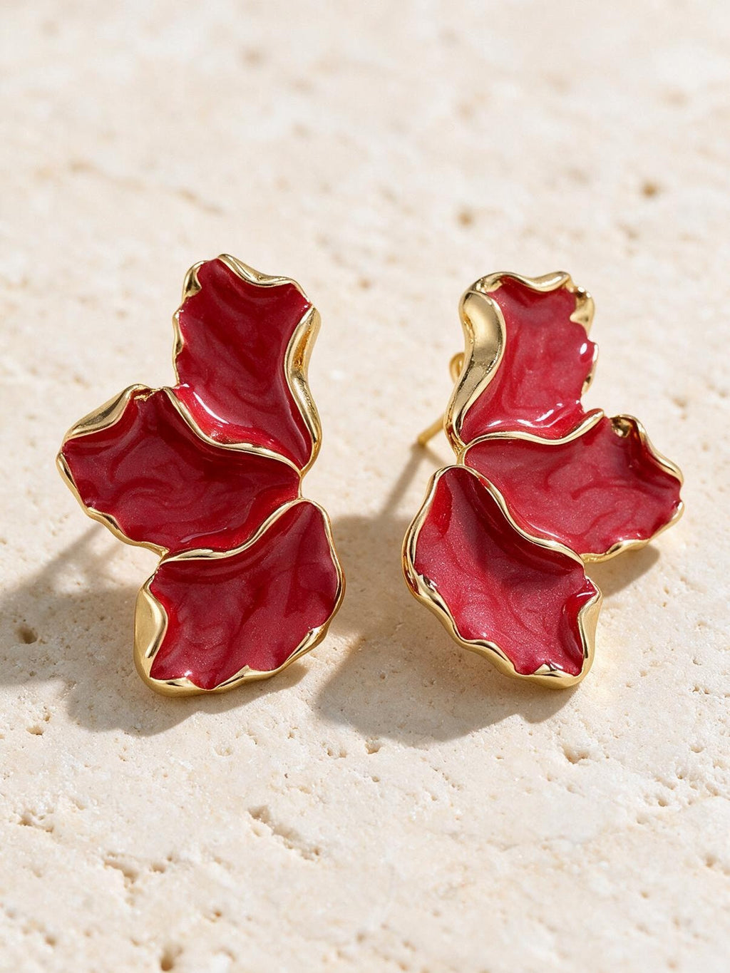 Aretes con pétalos, color rojo, vista frontal
