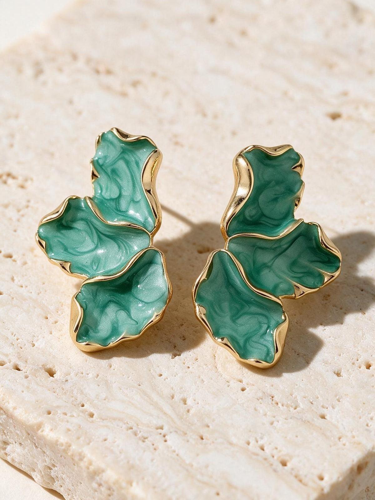 Aretes con pétalos, color verde, vista frontal