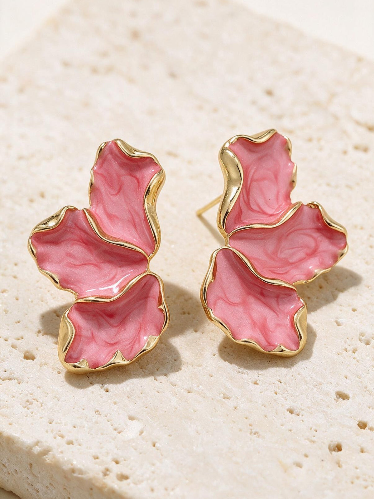 Aretes con pétalos, color rosa, vista frontal