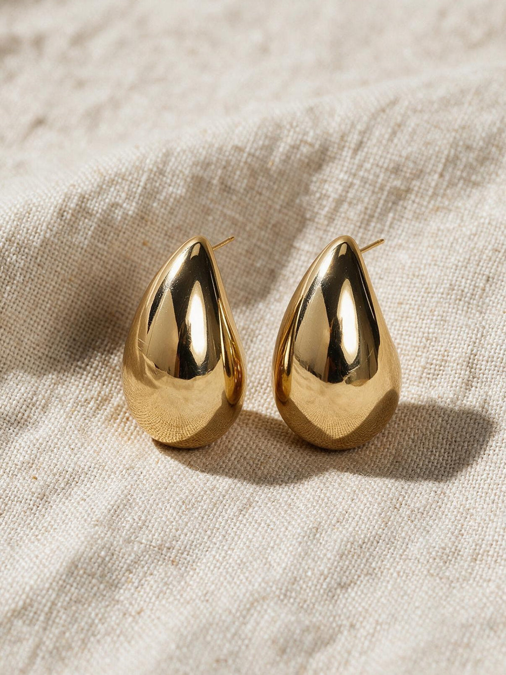Aretes en forma de gota, color dorado, vista frontal