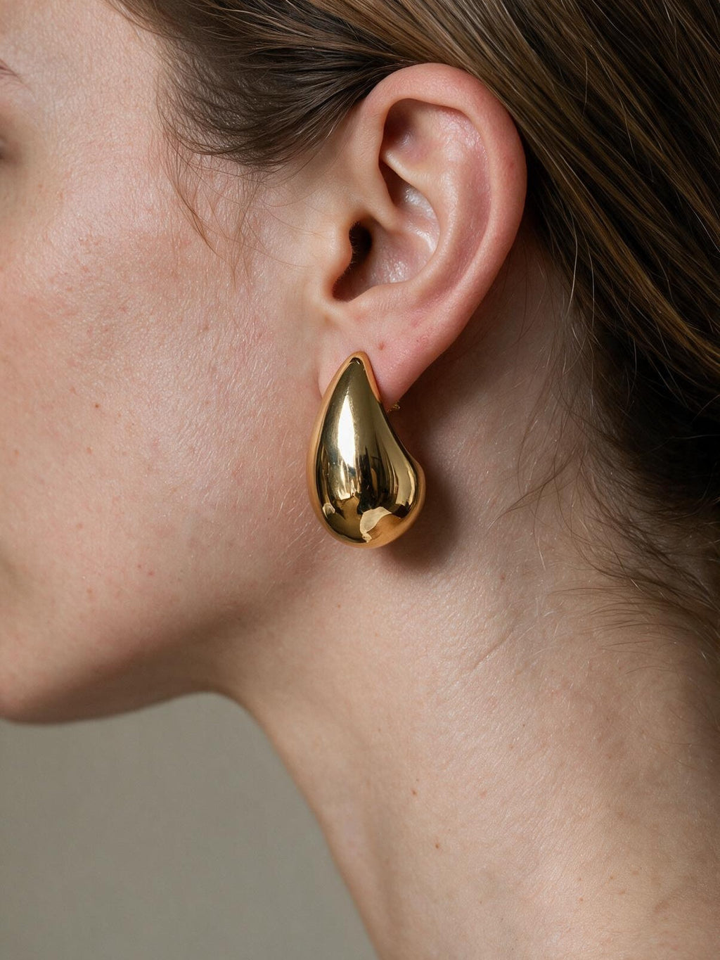 Aretes en forma de gota, color dorado, segunda vista