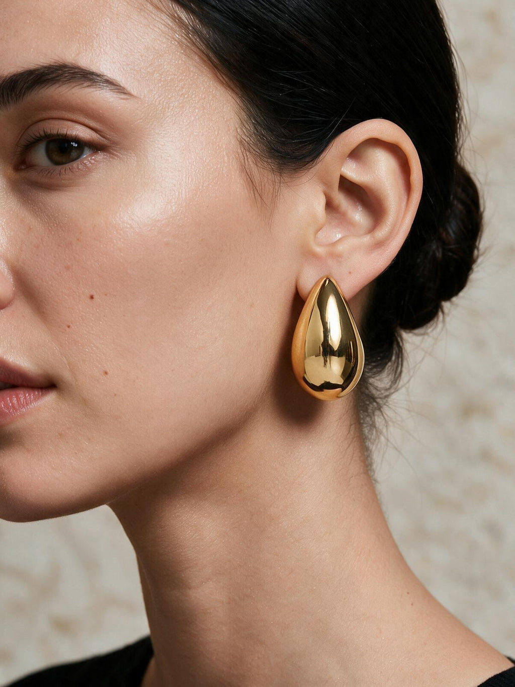 Aretes en forma de gota, color dorado, tercera vista