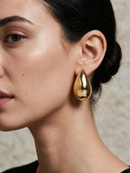 Aretes en forma de gota, color dorado, tercera vista