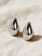 Aretes en forma de gota, color plateado, vista frontal