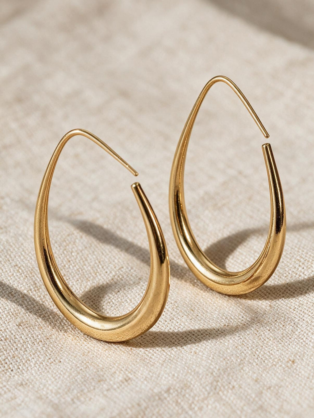 Aretes ovalados, color dorado, vista frontal