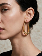 Aretes ovalados, color dorado, tercera vista