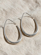 Aretes ovalados, color plateado, vista frontal