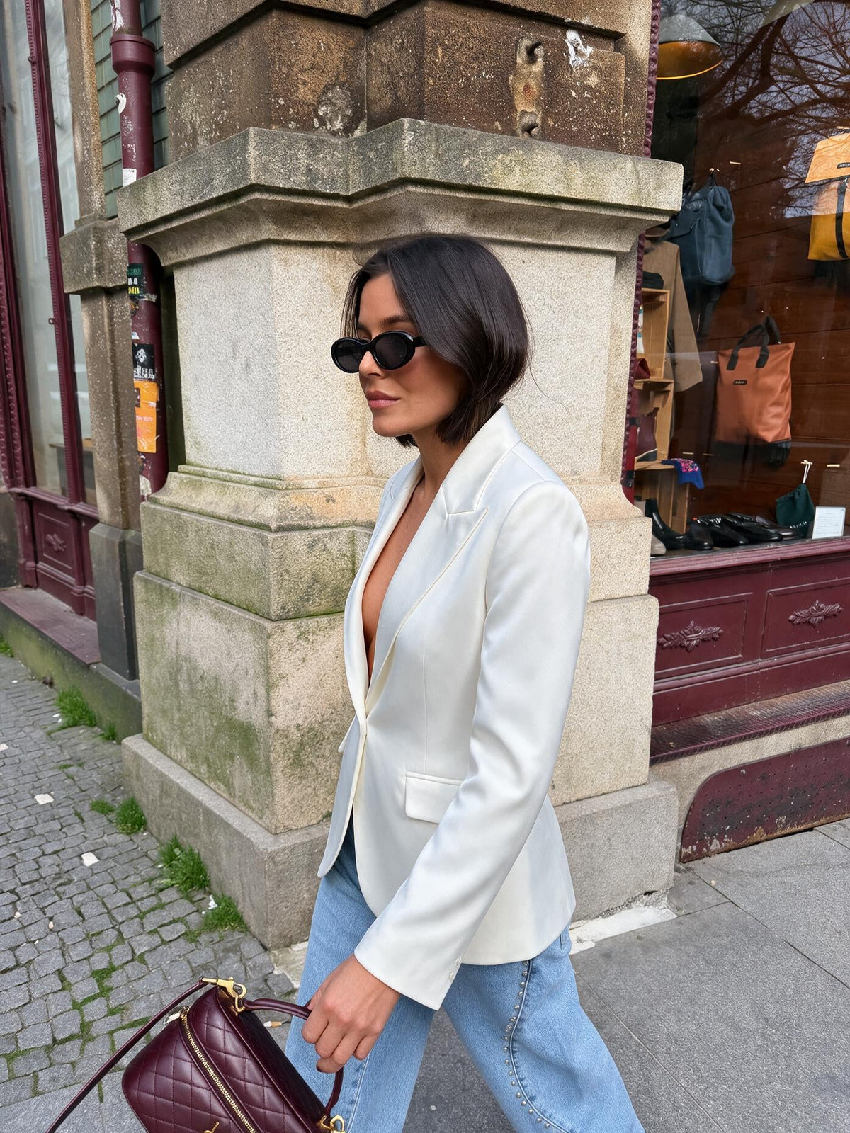 Blazer color marfil con cuello plisado, vista lateral