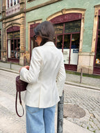Blazer color marfil con cuello plisado, vista trasera