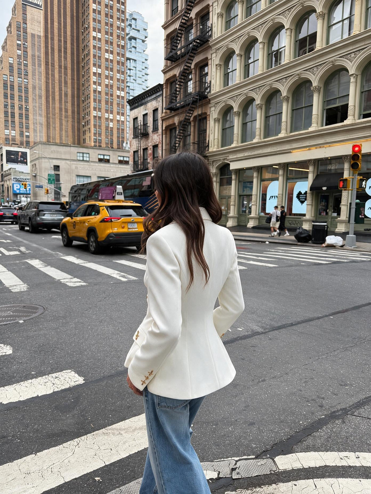 Blazer color marfil de un botón, vista trasera