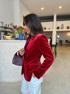 Blazer rojo de terciopelo con solapa en pico, vista lateral