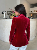 Blazer rojo de terciopelo con solapa en pico, vista trasera