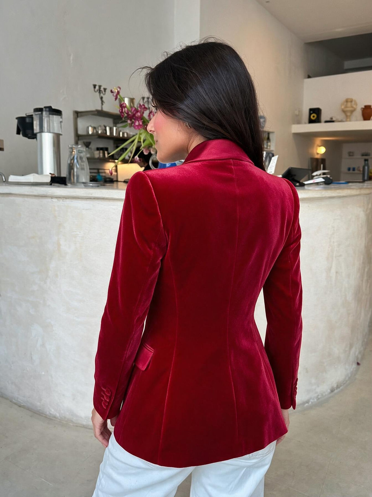 Blazer rojo de terciopelo con solapa en pico, vista trasera
