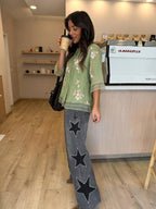 Blusa con bordado floral, color verde, vista lateral