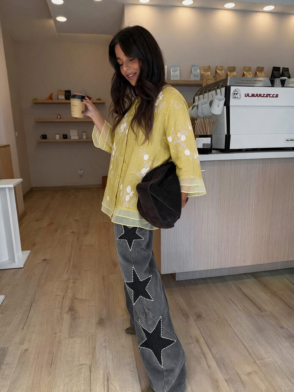 Blusa con bordado floral, color amarillo, vista frontal