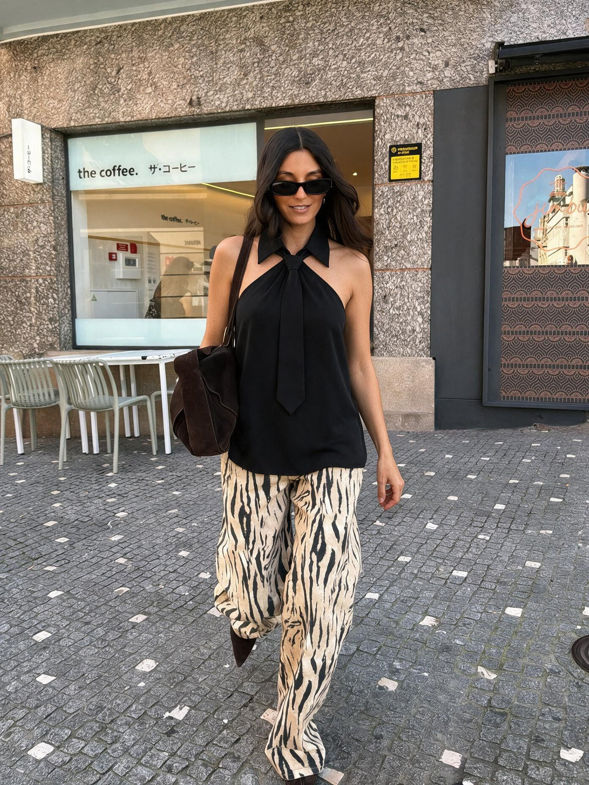 Blusa con cuello halter, color negro, vista frontal