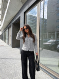 Blusa con detalle de botón, color gris, vista frontal