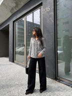 Blusa con detalle de botón, color gris, vista frontal (2)