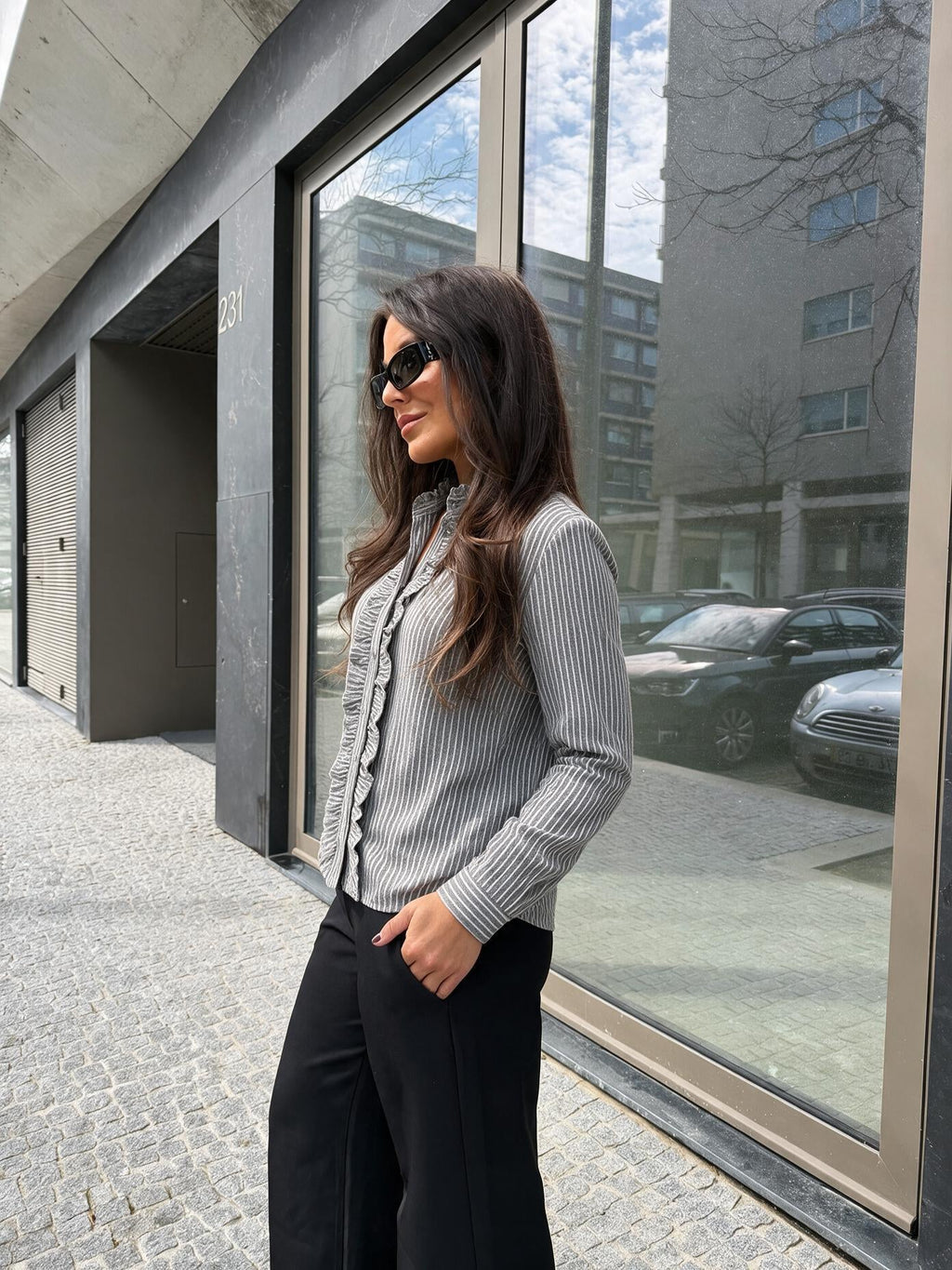 Blusa con detalle de botón, color gris, vista lateral
