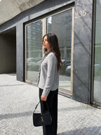 Blusa con detalle de botón, color gris, vista trasera