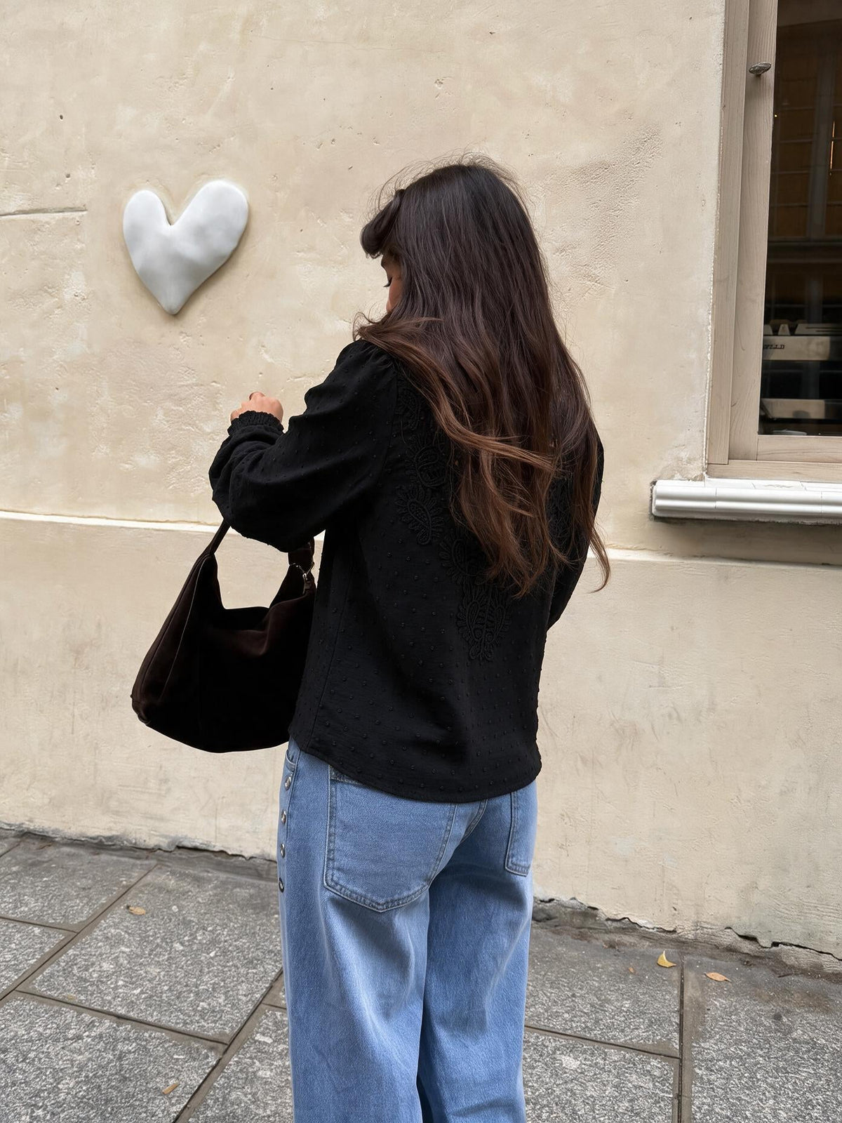 Blusa de encaje con puños fruncidos, color negro, vista trasera