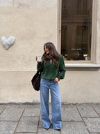 Blusa de encaje con puños fruncidos, color verde militar, vista frontal