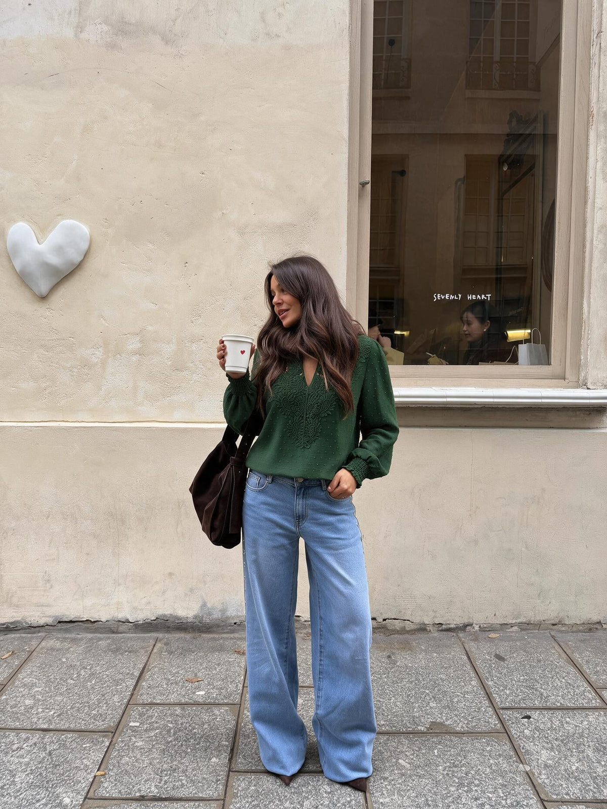 Blusa de encaje con puños fruncidos, color verde militar, vista frontal