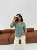 Blusa de gasa con olanes, color verde claro, vista frontal