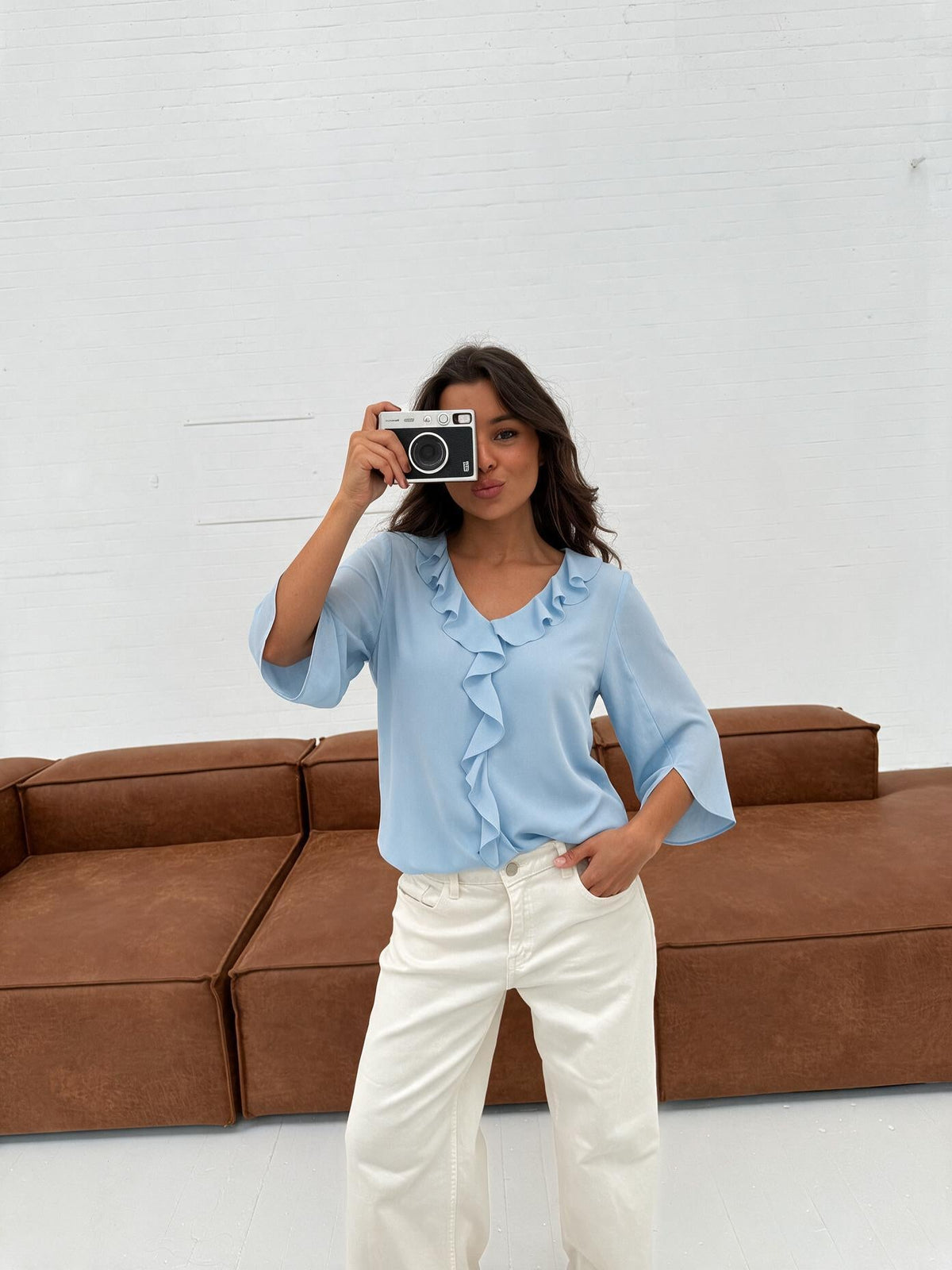 Blusa de gasa con olanes, color azul cielo, vista frontal