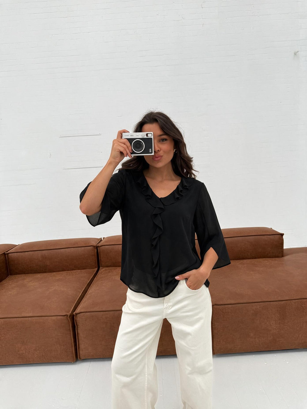 Blusa de gasa con olanes, color negro, vista frontal