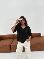 Blusa de gasa con olanes, color negro, vista frontal