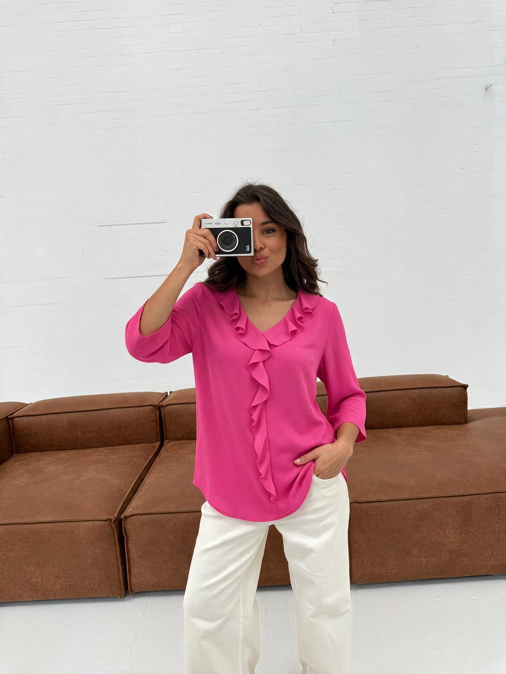 Blusa de gasa con olanes, color rosa, vista frontal