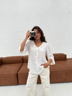 Blusa de gasa con olanes, color blanco, vista frontal