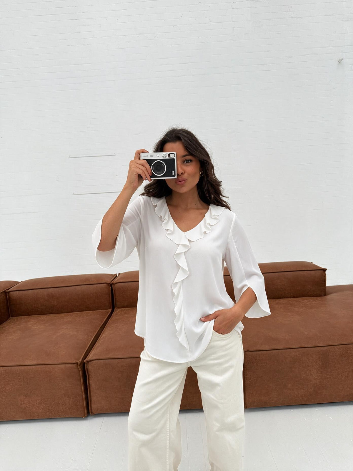 Blusa de gasa con olanes, color blanco, vista frontal