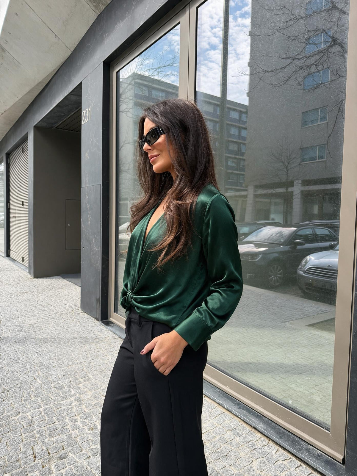 Blusa drapeada de satín, color verde bosque, vista lateral