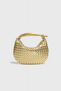 Bolsa tejida con asa metálica dorada, vista frontal