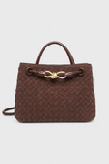 Bolsa tejida con broche dorado y correa, vista frontal