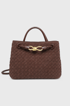 Bolsa tejida con broche dorado y correa, vista frontal
