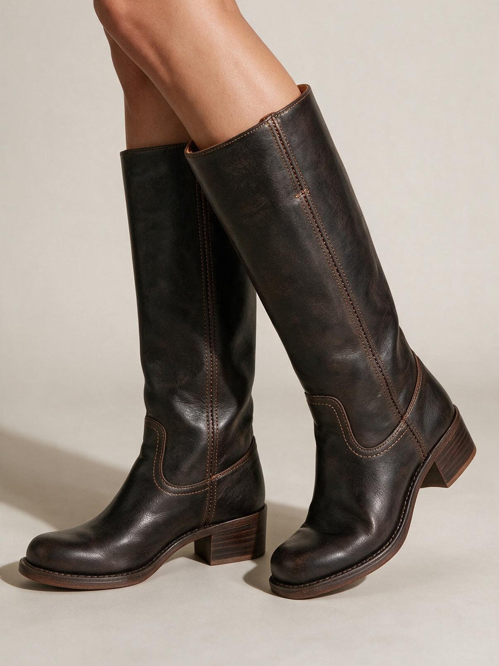 Bota alta estilo vaquero, color piel natural, vista frontal