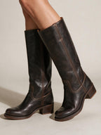 Bota alta estilo vaquero, color piel natural, vista frontal