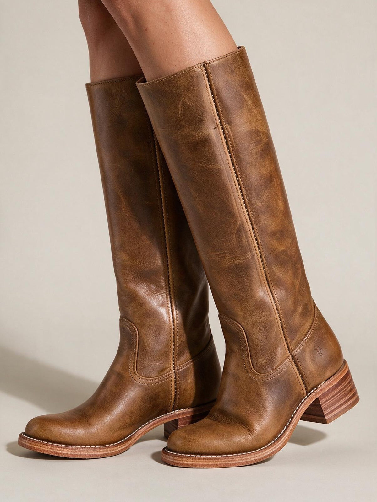 Bota alta estilo vaquero, color camel, vista frontal