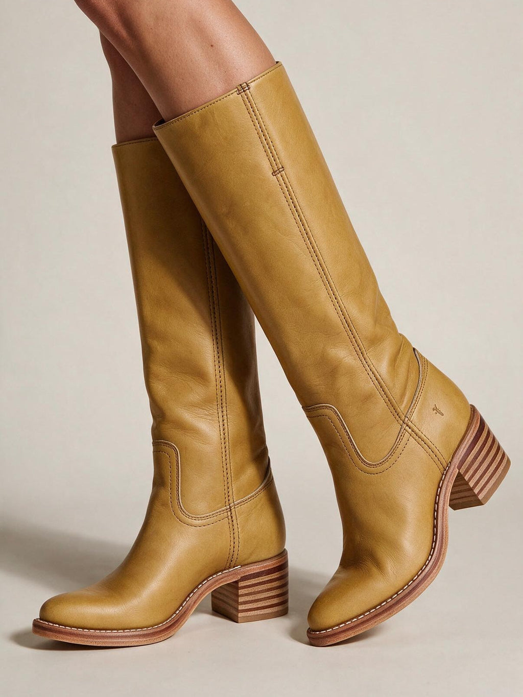 Bota alta estilo vaquero, color café dorado, vista frontal